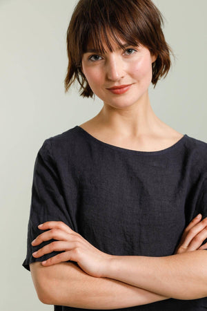 ROUND NECK T-SHIRT BUTTONED AT THE BACK 100% LINEN
