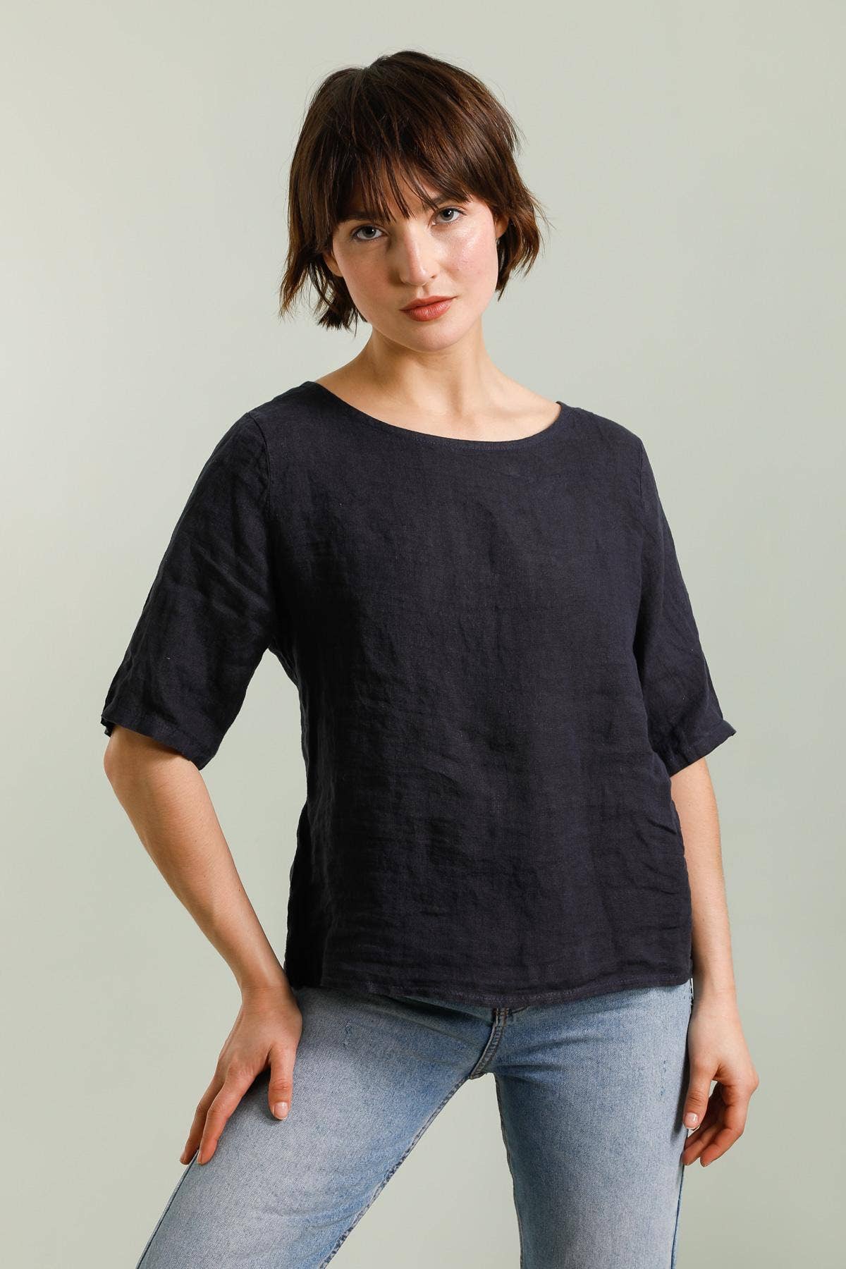 ROUND NECK T-SHIRT BUTTONED AT THE BACK 100% LINEN